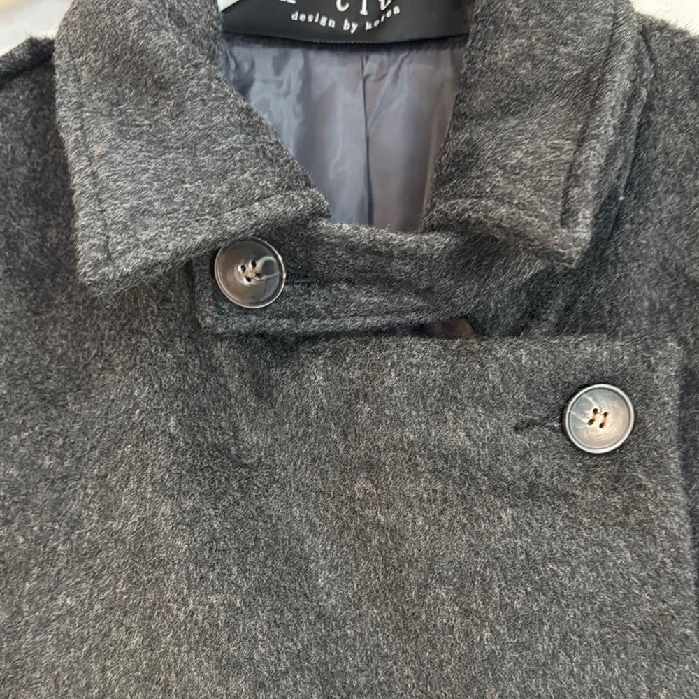 Elegant Black Pea Coat with Classic Collar and Tailored Fit - Picture 3 of 9